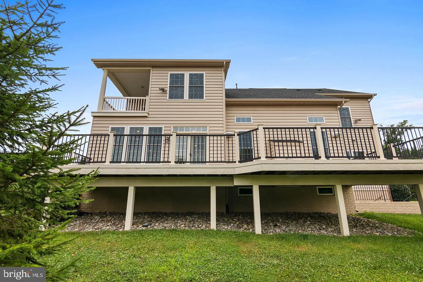 5 bed, 5.0 bath, 6830 sqft, $5,800 — Photo 4
