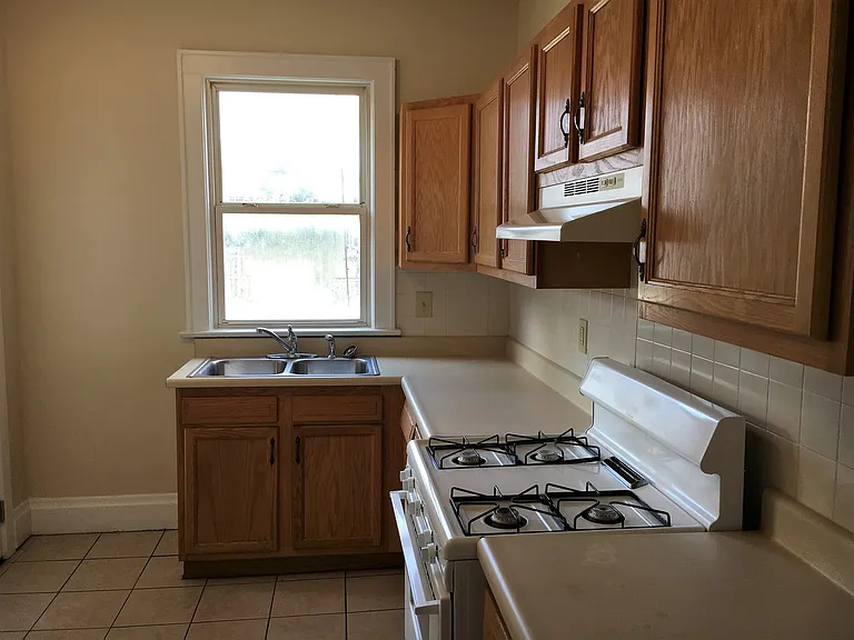 431-433 E Tompkins St — Photo 7