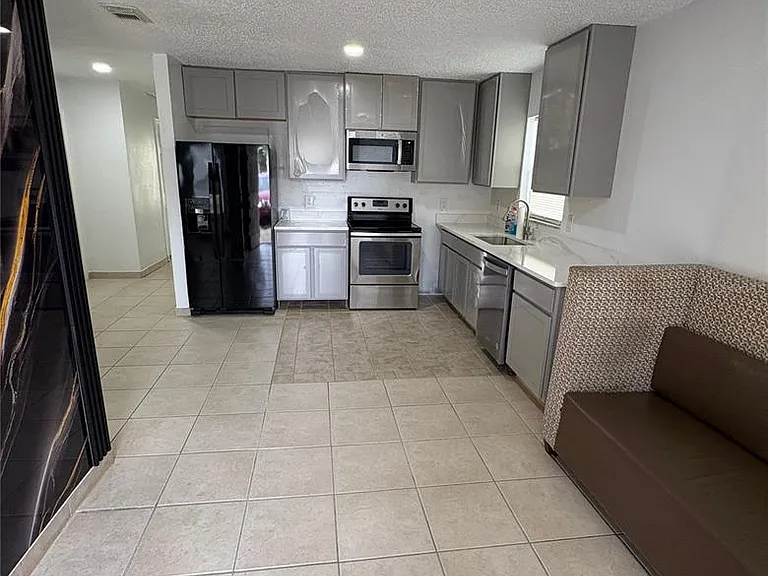 1053 Scott St — Photo 8
