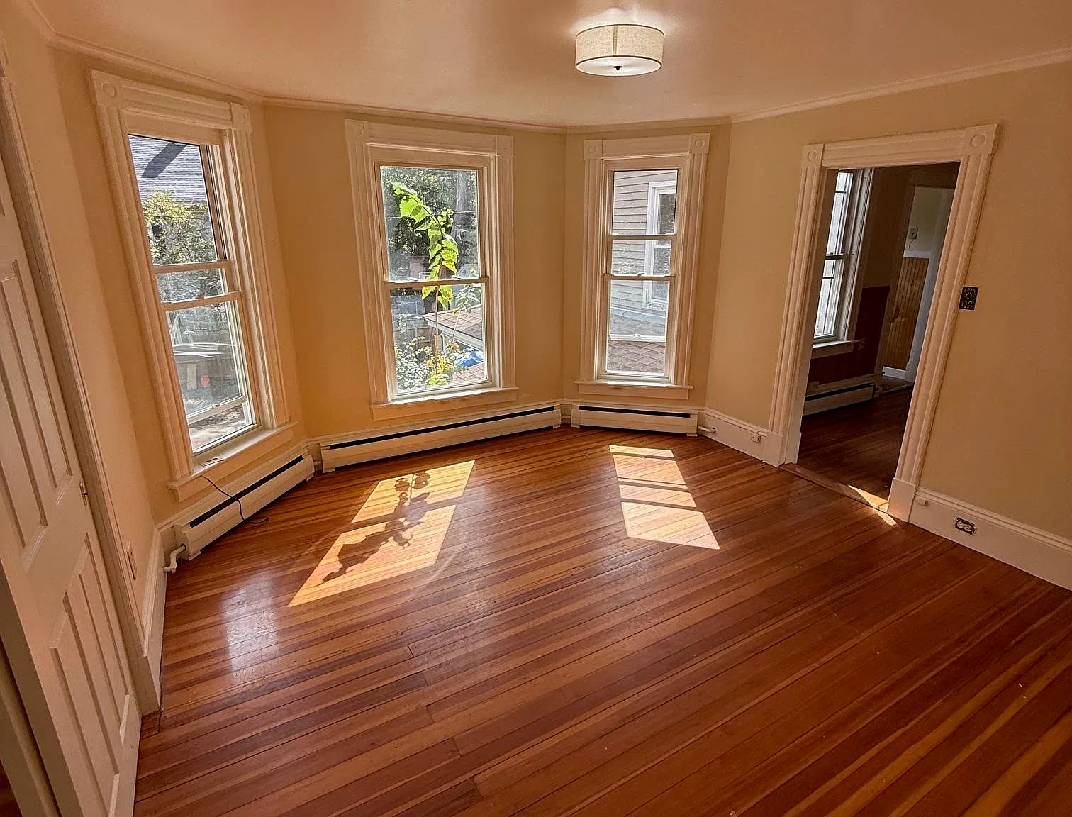3 bed, 1.0 bath, 900 sqft, $2,000 — Photo 1