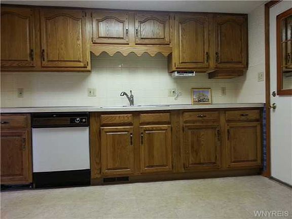2nd image of 24 Niagara Shore Dr