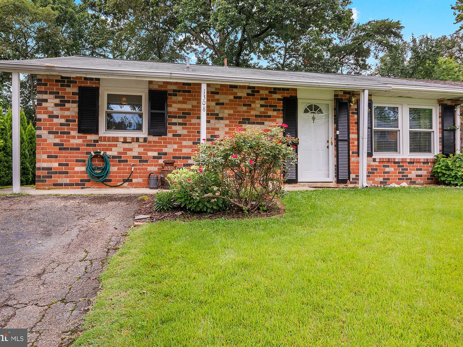 3 bed, 1.0 bath, 1054 sqft, $2,600 — Photo 3