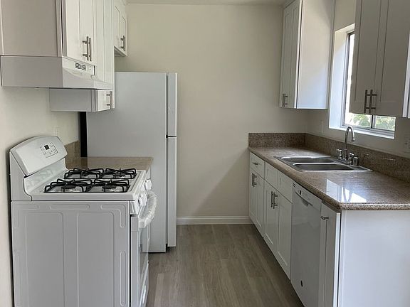 3rd image of 1321 N Las Palmas Ave #109
