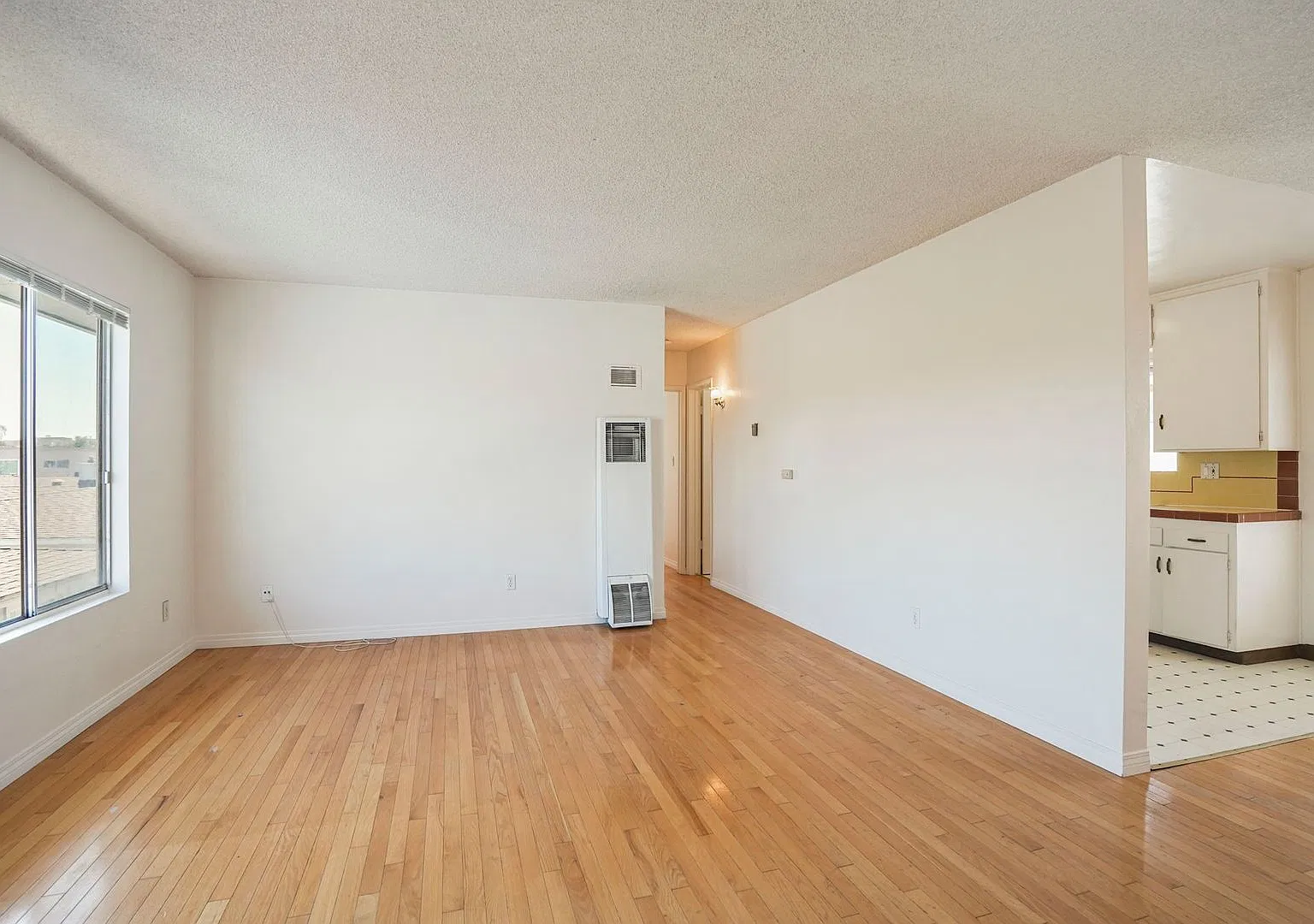 Charming Cottage-Style Apartment with Lush Rose Gardens in University Heights, San Diego — Photo 4