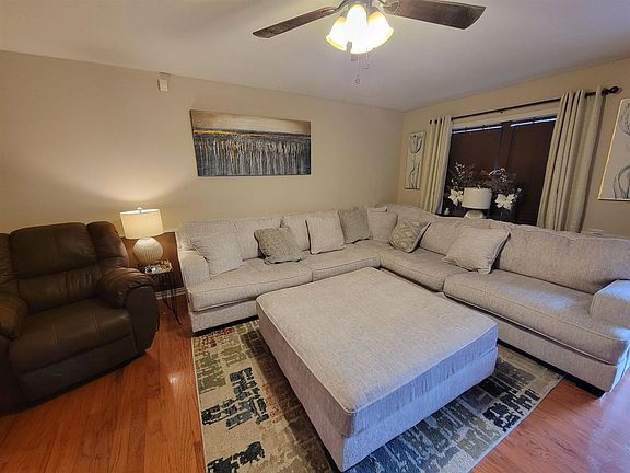 4th image of 236 Burgundy Dr