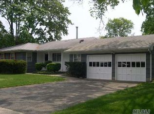 31 East St, Syosset, NY 11791