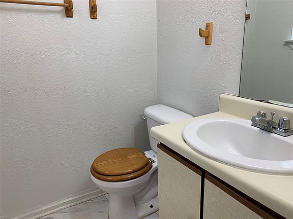 4th image of 525 Glen Cove St