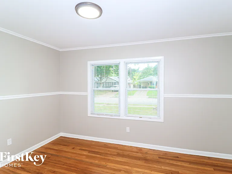 1712 Myrna Ln — Photo 8