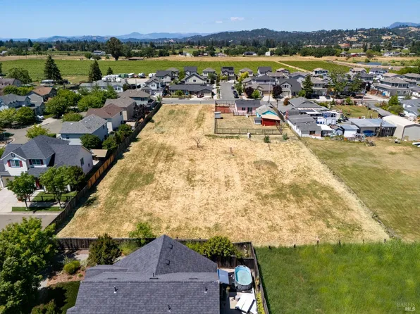 2132 Dennis Lane, Santa Rosa, CA 95403