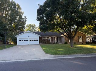 724 Briarwood Dr, Marshall, MO 65340