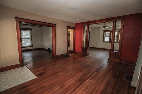 5th image of 606 E Joy St