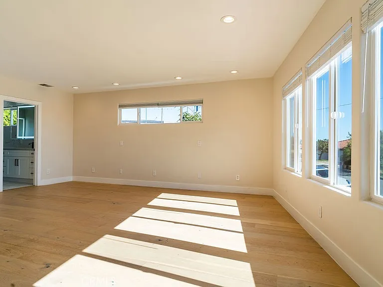 2850 Zell Dr — Photo 44