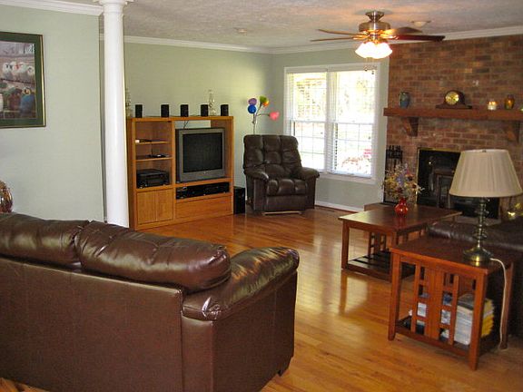4th image of 2366 Falcon Hill Dr