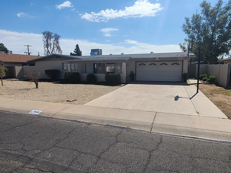 7809 N 32nd Dr — Photo 3