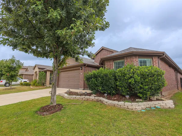 624 River Rock Dr, Azle, TX 76020