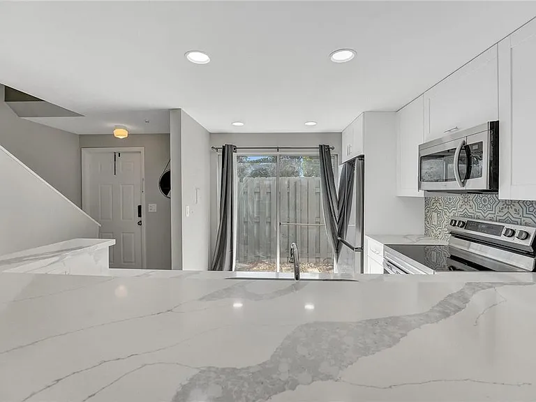 55 SW 3rd St — Photo 8