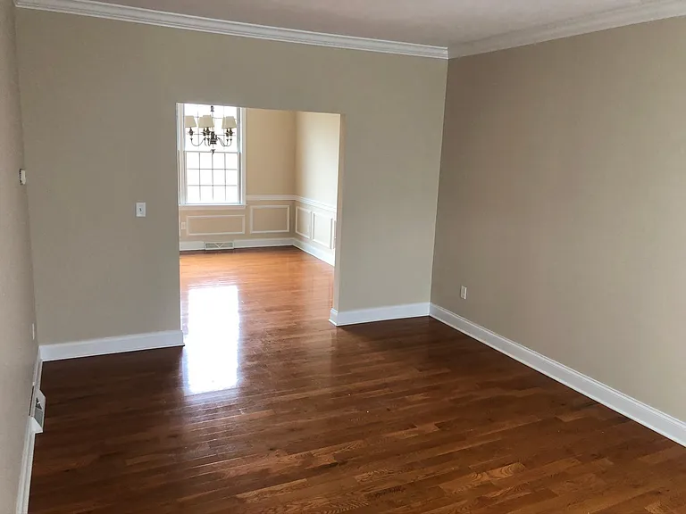 1049 Breezewood Dr — Photo 11