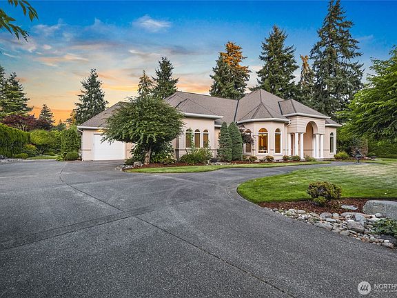 2nd image of 128 Country Club Circle SW