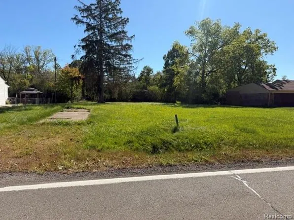 9205 Church Rd, Grosse Ile, MI 48138