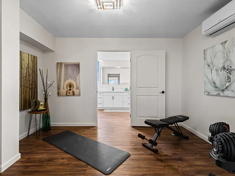 555 University Ave — Photo 32