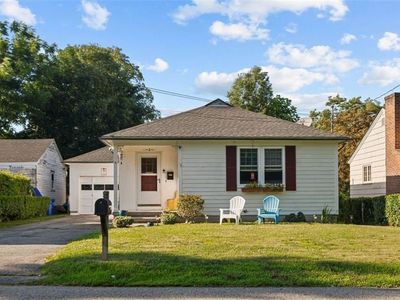 2 Hillside Rd, Bristol, RI, 02809