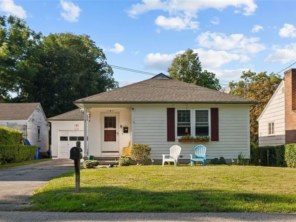 2 Hillside Rd, Bristol, RI 02809
