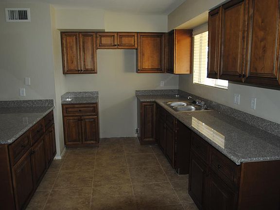3rd image of 1115 E Millett Ave