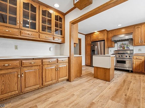 4th image of 182 Meisel Ave