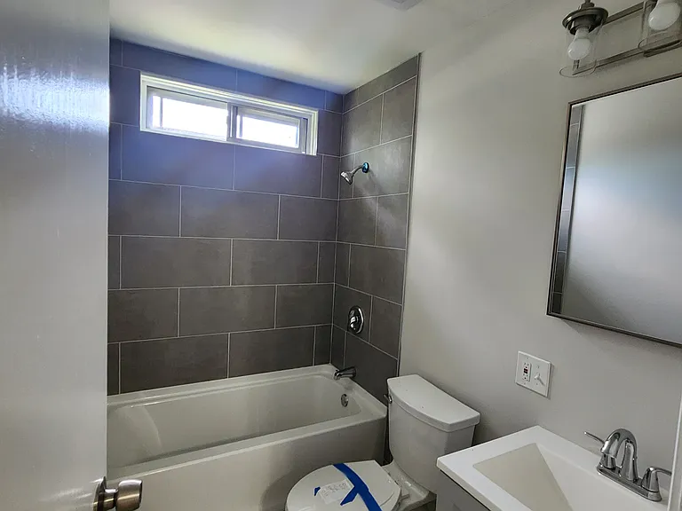 4301 Greenbrier Ln — Photo 4