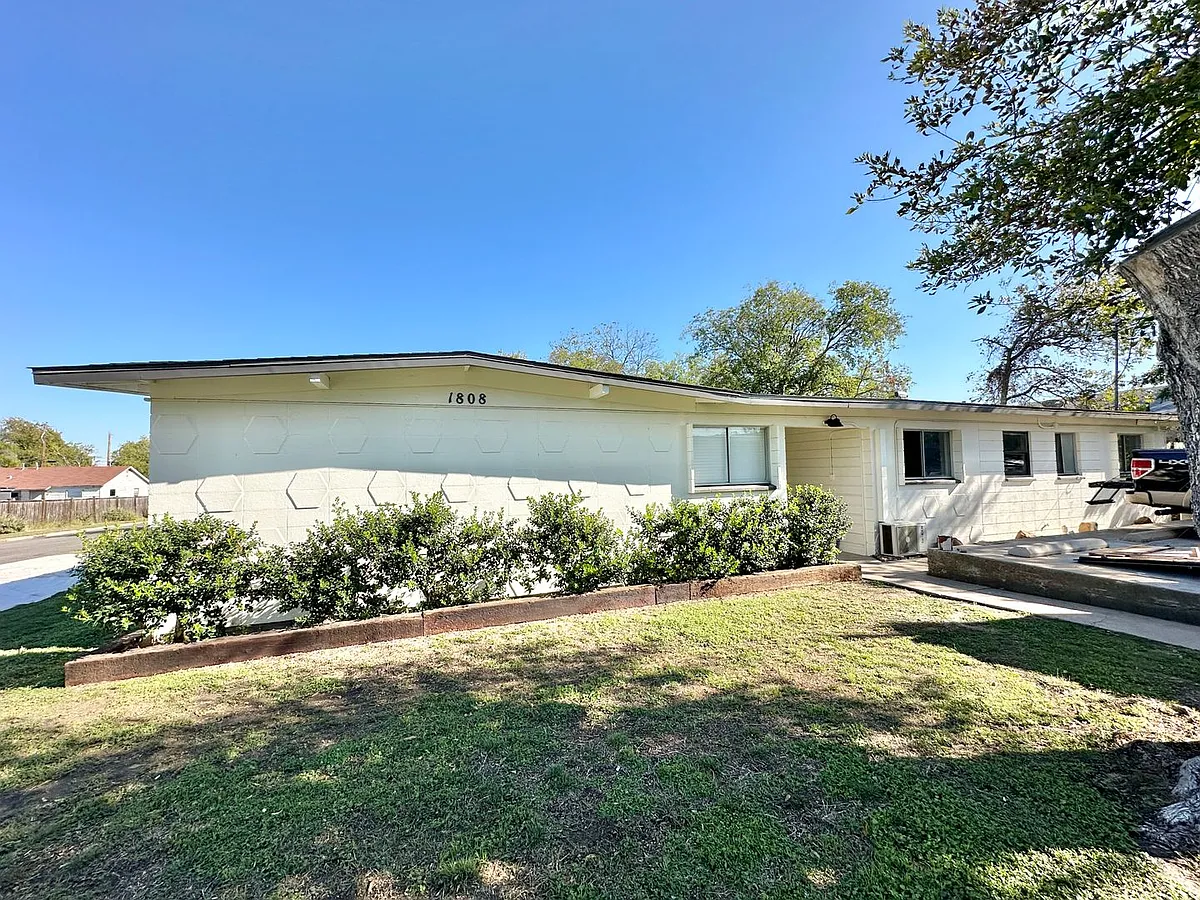 Building Photo - Newly Remodeled! Viewable November 8th!