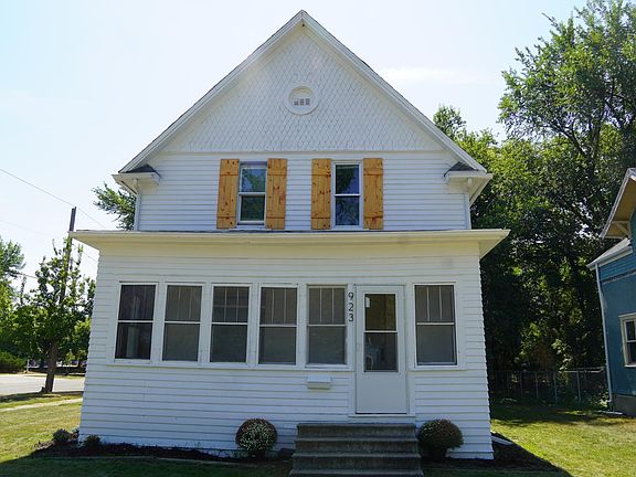 3rd image of 923 7th Ave S