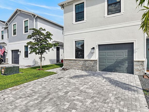 5th image of 293 SW Sally Way