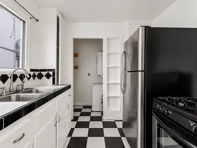 Studio, 350 sqft, $1,795 — Photo 3