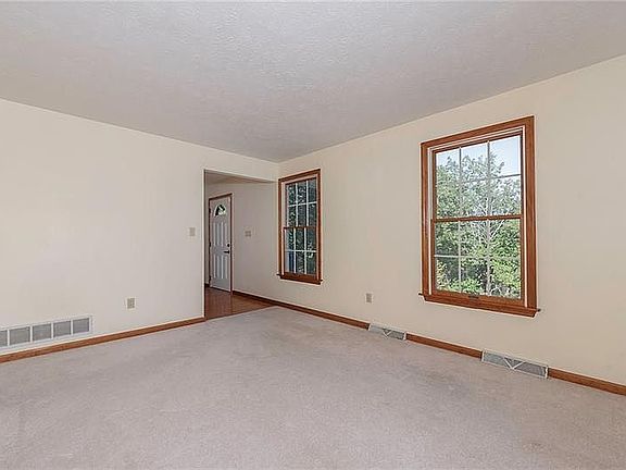 3rd image of 102 Dogwood Ln
