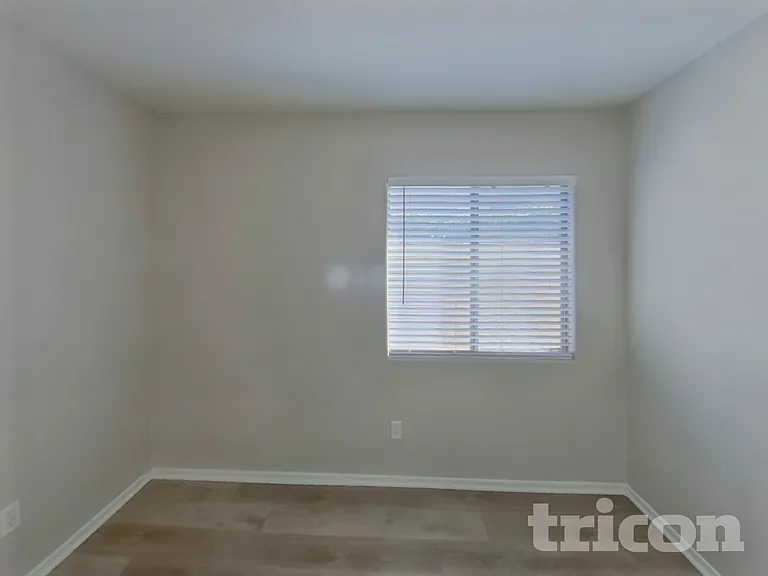 8529 W Hughes Dr — Photo 6