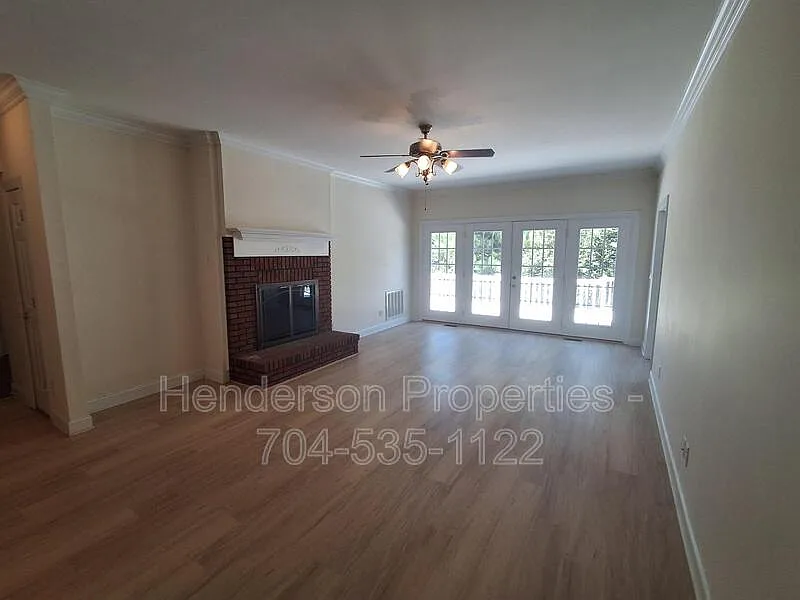 3 bed, 2.0 bath, $2,100 — Photo 2