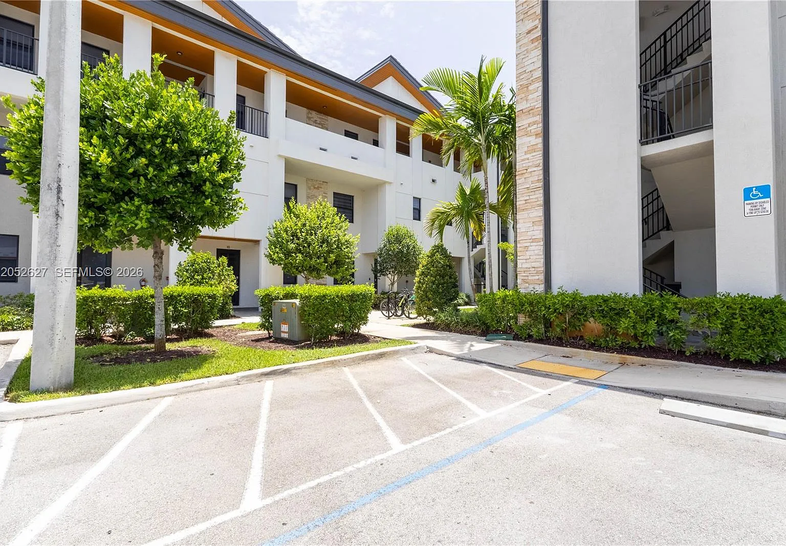 3 bed, 2.5 bath, 1429 sqft, $3,700 — Photo 1