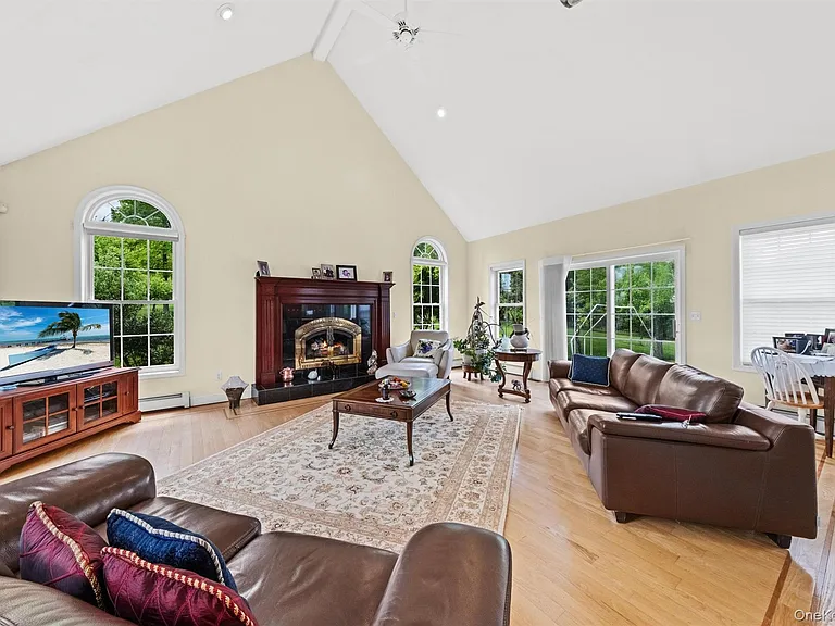 20 Goshen Rd — Photo 8