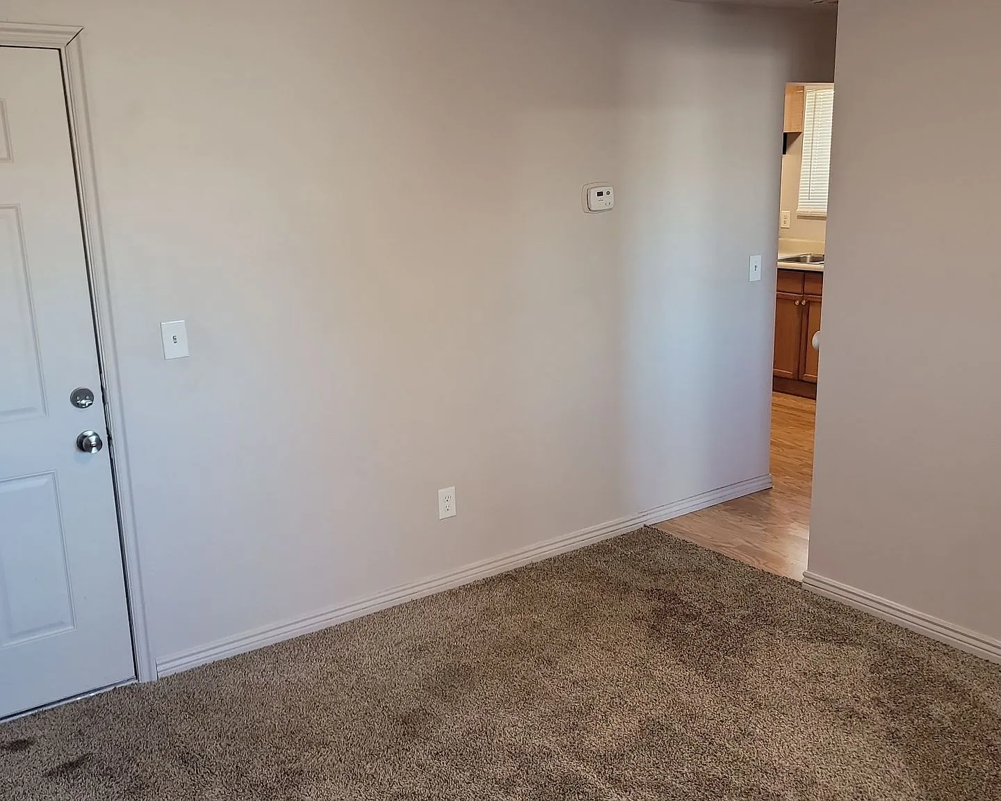 Beautifully updated apartment with air conditioner. — Photo 3