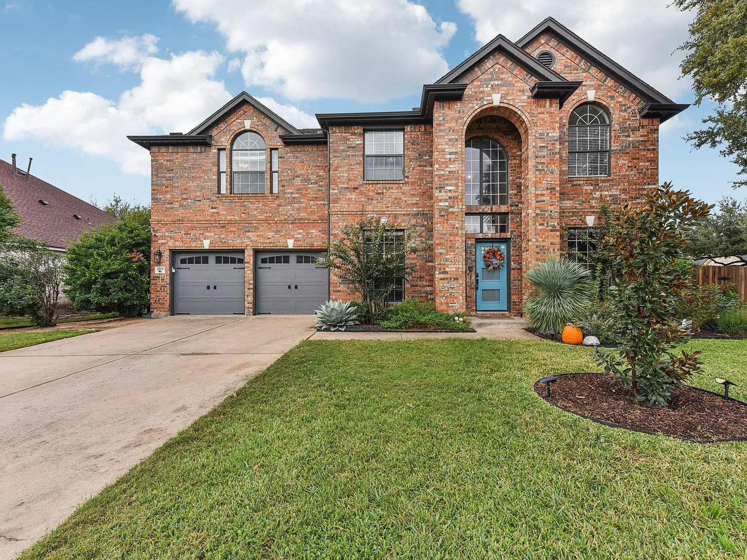 5 bed, 2.5 bath, 3060 sqft, $4,500 — Photo 3