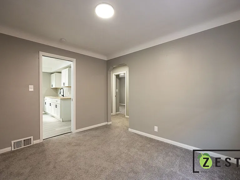 5235 Chatsworth — Photo 17