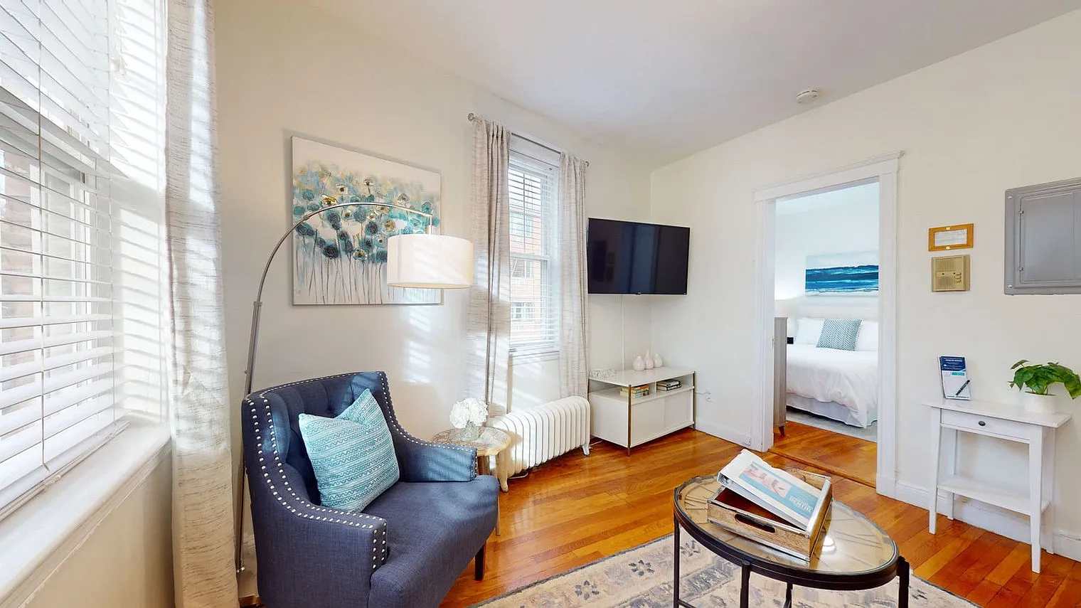 1 bed, 1.0 bath, 699 sqft, $3,558 — Photo 2