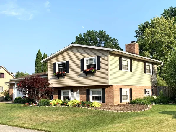 3378 Parkway Dr, Bay City, MI 48706