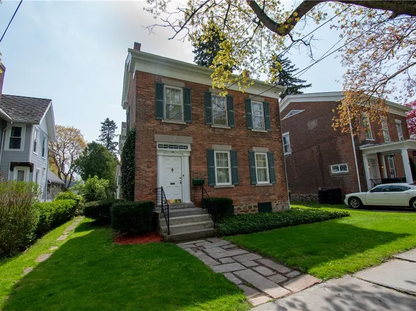 66 Broad St, Lyons, NY 14489