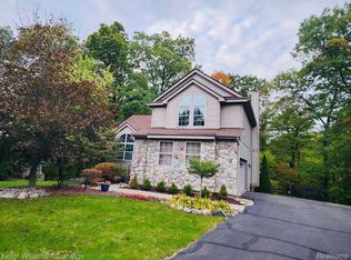 2711 Ravineside Ln S, Howell, MI 48843