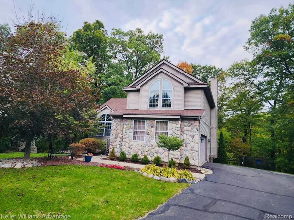 2711 Ravineside Ln S, Howell, MI 48843