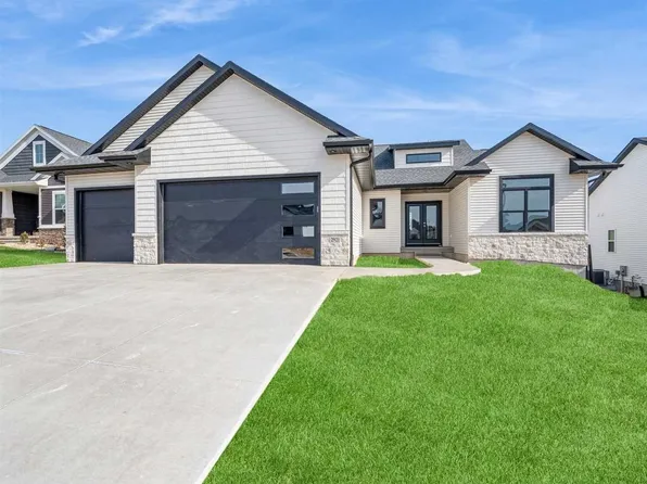 2921 Diamondback Rd, Hiawatha, IA 52233