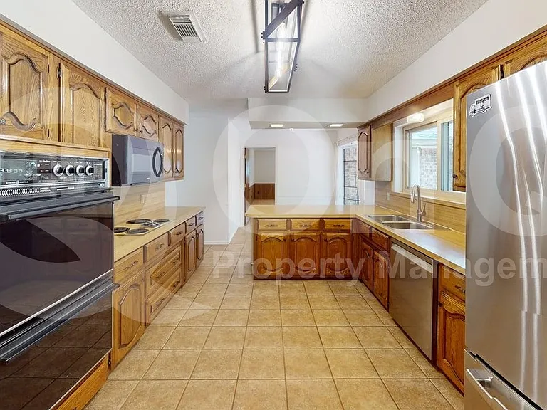 1114 Valerie Dr — Photo 8