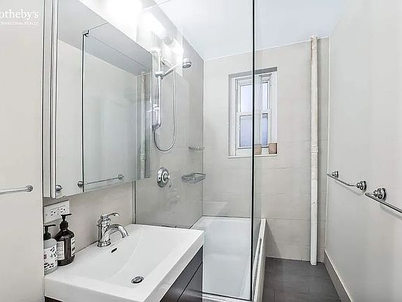 3rd image of 135 E 39th St APT 3D