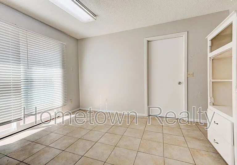 208 W Shadywood Dr — Photo 10